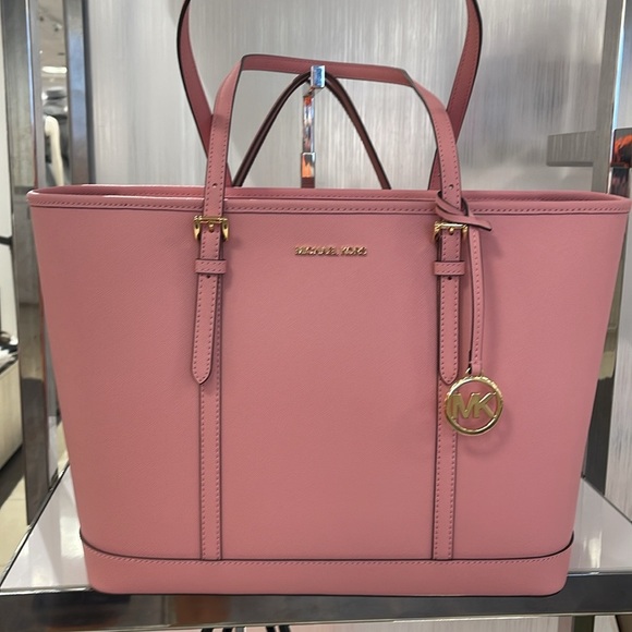 MICHAEL KORS
Jet Set Travel Lg Top Zip Shoulder Tote Saffiano Leather
Carnation - Picture 10 of 16